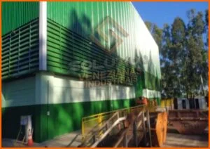 Veneziana Industrial Translúcida BR Translúcida ou Metálica. Qual melhor material para Veneziana Industrial Solution ? Destacando a veneziana industrial Solution em materiais translúcido ou metálico, a imagem enfatiza a importância da escolha do material adequado para garantir a ventilação e iluminação ideais em ambientes industriais.