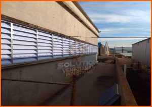 Veneziana Industrial com vantagem no controle de luz natural, fabricada em policarbonato alveolar, ideal para galpões que priorizam iluminação eficiente e economia energética.