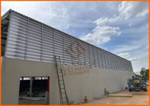 Veneziana Industrial Transmissão Luz - Descubra como a Veneziana Industrial de Transmissão de Luz da Solution pode melhorar a eficiência energética do seu ambiente industrial, proporcionando iluminação natural e controle térmico.