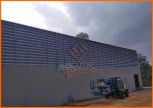 As venezianas translúcidas permitem a entrada de luz natural nos espaços industriais