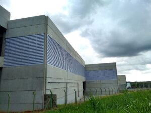 Veneziana Industrial Para Indústrias Veneziana Industrial Para Indústria Esta imagem captura a essência das Venezianas Industriais para Indústrias da Solution. Cada detalhe reflete o compromisso com a inovação, desde o design meticuloso até a escolha cuidadosa de materiais de vanguarda. As venezianas se destacam não apenas como elementos funcionais de ventilação, mas como soluções sofisticadas que elevam o ambiente industrial. A transparência do policarbonato, a robustez do aço galvanizado e a leveza da fibra de vidro convergem para criar uma peça única, simbolizando eficiência, durabilidade e estilo inigualáveis.