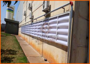 Veneziana Industrial Iluminação natural eficiente para ambientes industriais, reduzindo custos energéticos e aumentando conforto visual