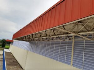 Veneziana Industrial Para Indústrias Nossa imagem destaca as Venezianas Industriais para Indústrias da Solution, representando a síntese perfeita entre inovação e eficiência. Em um cenário industrial dinâmico, as venezianas não apenas proporcionam ventilação, mas simbolizam um avanço significativo na otimização do ambiente de trabalho. O design moderno aliado aos materiais de alta qualidade como PVC, policarbonato e alumínio, retratam a excelência que a Solution proporciona para elevar a eficiência e o conforto em cada indústria.