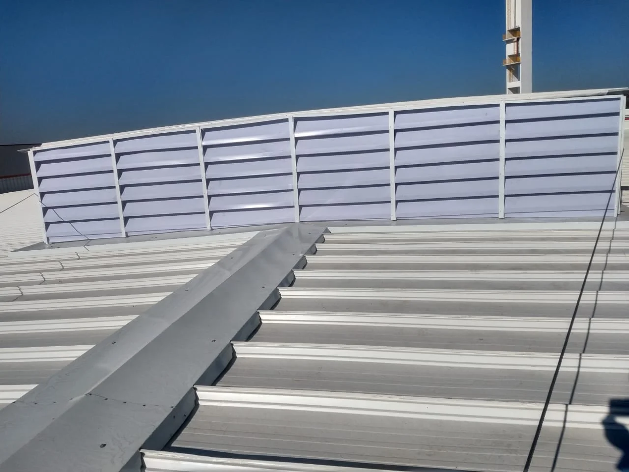 Lanternim Solution Venezianas Ventilação natural e eficiente: a imagem destaca como as venezianas e o lanternim da Solution Venezianas proporcionam um ambiente mais saudável e confortável.