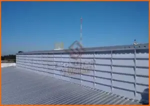 Veneziana Industrial de Policarbonato A imagem retrata uma veneziana industrial feita de policarbonato, um material conhecido pela sua durabilidade e resistência ao impacto. A veneziana possui um design robusto e funcional, típico de aplicações industriais. As lâminas do policarbonato são translúcidas, permitindo a passagem de luz, mas mantendo uma certa privacidade e proteção contra os elementos externos.