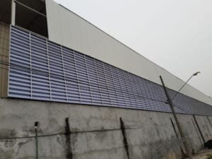 Conforto térmico com ventilação natural A imagem destaca a solução das Venezianas da Solution, mostrando como proporcionam conforto térmico por meio da ventilação natural, garantindo ambientes mais agradáveis e eficientes.