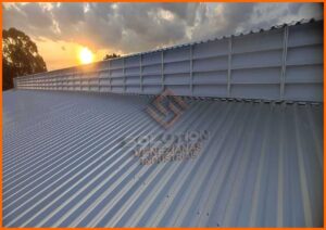 Lanternim Seu Potencial Uma representação visual de um lanternim instalado no teto, iluminando e ventilando um espaço interno. A luz natural flui através do lanternim, enquanto o ar quente sobe e escapa, sendo substituído por ar fresco do exterior. Este processo demonstra os benefícios do lanternim, incluindo a melhoria da qualidade do ar, a redução da dependência de iluminação artificial e sistemas de climatização, e o fomento de um ambiente de trabalho mais saudável e produtivo. O design do lanternim é elegante e funcional, integrando-se perfeitamente à arquitetura do edifício enquanto oferece soluções ecológicas e eficientes para a ventilação e iluminação naturais
