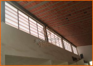 Veneziana Policarbonato com estrutura em policarbonato alveolar, oferecendo ventilação natural e entrada de luz suave para ambientes industriais