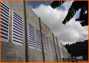 Veneziana Industrial Garantida, Design Personalizado com ventilação eficiente, acabamento moderno e fabricação sob medida para galpões e indústrias.