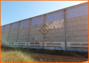 Veneziana Industrial Eficiência Garantida Maximize a eficiência energética de seus espaços industriais com a Veneziana Industrial! Sua ventilação eficaz e design personalizado garantem um ambiente de trabalho mais confortável e produtivo.