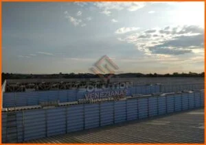 Veneziana Industrial Arquitetura Veneziana Industrial Arquitetura aplicada em fachadas industriais, oferecendo ventilação eficiente, design moderno e integração estética com o projeto arquitetônico