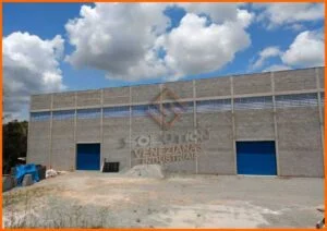 Veneziana Industrial Arquitetura Veneziana Industrial Arquitetura aplicada em fachada moderna, oferecendo ventilação contínua e valorização estética para ambientes industriais e corporativos