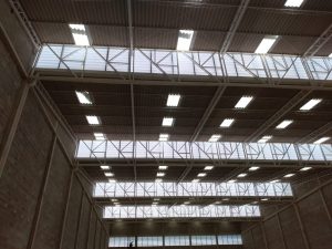 Veneziana Industrial Luz Natural Veneziana Industrial Luz Natural da Solution com estrutura em PVC, ideal para galpões que exigem ventilação eficiente e entrada de luz natural
