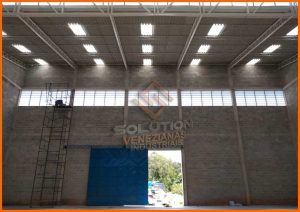 Veneziana Industrial Garantida com versatilidade de aplicação, ideal para galpões e fachadas industriais que exigem ventilação natural eficiente e durabilidade superior