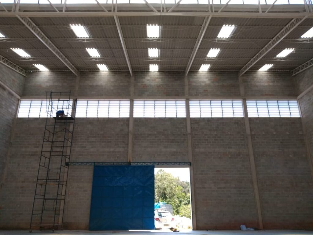 Instalação Fácil Veneziana Industrial Solution Eficiência Em Destaque: A Finalidade Da Imagem É Ressaltar Como As Venezianas Industriais Solution Oferecem Uma Instalação Descomplicada, Garantindo Rapidez E Eficácia No Processo De Ventilação Industrial.