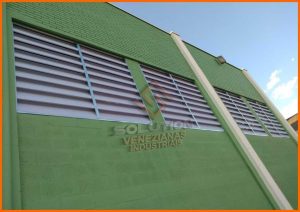 Veneziana Industrial Eficiência Garantida, ideal para promover iluminação natural, ventilação eficiente e economia energética em galpões industriais