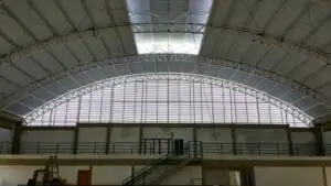 Veneziana industrial na Ventilação Veneziana Industrial na Ventilação Cruzada Ventilação Cruzada: A imagem destaca como a solução de venezianas proporciona a circulação eficiente do ar, promovendo ambientes mais frescos e saudáveis.