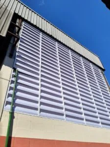 Veneziana Industrial Policarbonato BR resistente e transparente para ventilação e iluminação natural em ambientes industriais