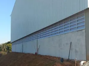 Veneziana industrial adaptação do projeto para ventilação eficiente e conforto térmico