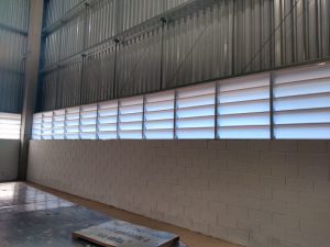 Veneziana Industrial Renovação do Ar Veneziana Industrial instalada para promover a renovação do ar em galpões, com ventilação natural, conforto térmico e eficiência contínua