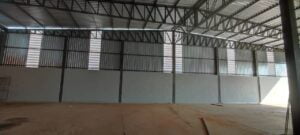 Veneziana Industrial Inovadora em pleno funcionamento, destacando-se por seu design moderno e eficiente. As lâminas inovadoras proporcionam uma ventilação ideal enquanto maximizam a entrada de luz natural. Uma solução que une tecnologia avançada e sustentabilidade para ambientes industriais mais eficientes.