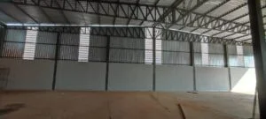 Veneziana Industrial Inovadora Veneziana Industrial Inovadora Solution com estrutura em PVC para ventilação e desempenho térmico em galpões industriais