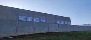 Veneziana Industrial BR garantindo eficiência energética e ventilação natural em ambientes industriais