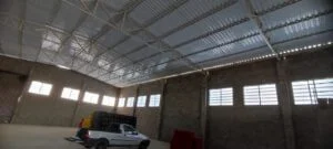Veneziana Industrial PVC Solution transformando ambientes de trabalho com ventilação natural e durabilidade por mais de 10 anos