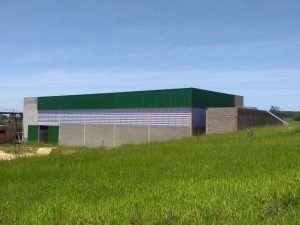 Veneziana Industrial na Ventilação Cruzada promovendo conforto térmico, eficiência no fluxo de ar e renovação constante em ambientes industriais