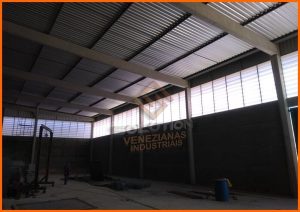 Veneziana Galpão Industrial garantindo iluminação natural eficiente para ambientes industriais