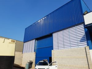 Veneziana Industrial Luz Natural Veneziana Industrial Luz Natural em policarbonato de alta resistência, permitindo entrada de luz natural e ventilação eficiente em ambientes industriais