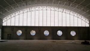 Venezianas Industriais Modelos Modelos de venezianas industriais Conheça os diversos modelos de venezianas industriais oferecidos pela Solution, cada um projetado para atender às necessidades específicas de ventilação e iluminação de diferentes espaços industriais.