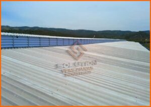 Lanternins da Solution Lanternins da Solution A imagem apresenta os lanternins da Solution, dispositivos de ventilação e iluminação natural instalados no teto de uma construção industrial. Eles se destacam na estrutura do edifício com um design moderno e funcional. Os lanternins são feitos de materiais translúcidos que permitem a passagem da luz do dia, iluminando o interior do espaço de forma eficiente e sustentável. Além disso, contribuem para uma ventilação adequada, melhorando a qualidade do ar dentro da construção. A imagem captura a harmonia entre a utilidade prática dos lanternins e a estética arquitetônica, demonstrando como eles se integram perfeitamente ao design do edifício, proporcionando benefícios ambientais e reduzindo custos com energia.