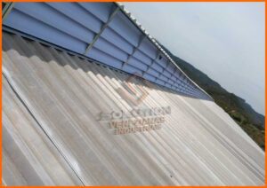 Lanternins da Solution Lanternins da Solution A imagem apresenta os lanternins da Solution, destacando-se em um cenário industrial ou comercial. Os lanternins são estruturas de cobertura, elegantemente desenhadas, que permitem a entrada de luz natural e a ventilação do ambiente. Eles são instalados no teto, mostrando um design moderno e funcional. A luz do dia que passa através dos lanternins ilumina o espaço abaixo, criando um ambiente interno mais brilhante e acolhedor. A ventilação proporcionada por esses lanternins contribui para um ambiente mais fresco e arejado, melhorando a qualidade do ar. A imagem transmite a eficiência e a estética dos lanternins da Solution, enfatizando sua utilidade em melhorar o conforto ambiental e a eficiência energética em construções comerciais e industriais.