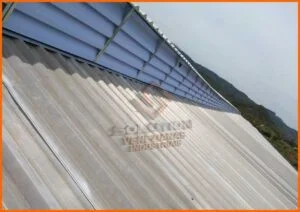 Lanternins da Solution Lanternins da Solution instalados em galpão industrial, proporcionando ventilação natural eficiente e durabilidade