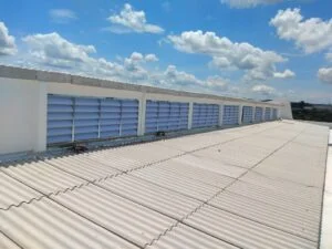 Lanternim O que é ? Lanternim O que é ? Lanternim: uma abertura no telhado de edifícios industriais ou comerciais, permitindo ventilação e iluminação natural para o ambiente interno.
