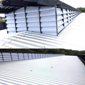 Veneziana Industrial Luz Natural Veneziana Industrial Luz Natural da Solution instalada em fachada de galpão, promovendo iluminação natural contínua, ventilação eficiente e redução no consumo de energia elétrica