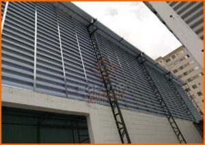 Veneziana Industrial Eficiência Garantida Maximize a eficiência dos seus espaços industriais com a Veneziana Industrial! Sua versatilidade de aplicação e capacidade de personalização garantem uma integração perfeita e resultados superiores em ventilação e iluminação.