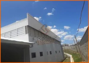 Veneziana Industrial Arquitetura Veneziana Industrial Arquitetura aplicada em fachada de galpão, combinando ventilação natural, design funcional e valorização estética