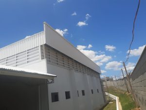 Veneziana Industrial sua iluminação natural com design funcional e alta eficiência para ambientes industriais