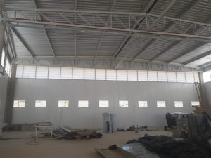 Veneziana Industrial Ar Industrial aplicada em fachadas de galpões, oferecendo ventilação natural, controle térmico e economia de energia para ambientes industriais