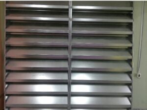 Veneziana Industrial em Alumínio Solution,Iluminação Natural Ideal: