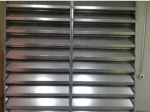 Veneziana Industrial com Alumínio Veneziana Industrial com Alumínio instalada em galpão, destacando ventilação eficiente e durabilidade excepcional em ambientes industriais exigentes