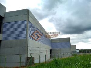 Veneziana Industrial para Ventilação e Claridade - Maximização da Luz Natural