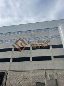 Veneziana Industrial Fachadas - Sustentabilidade e Eficiência Energética em projetos industriais modernos, com ventilação natural e redução de consumo energético