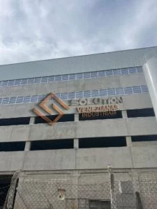 Veneziana Industrial Fachadas Veneziana Industrial Fachadas - Sustentabilidade e Eficiência Energética em projetos industriais modernos, com ventilação natural e redução de consumo energético