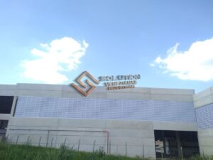 Iluminação de Veneziana Industrial - Maximização da Luz Natural: