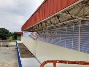 Veneziana com Aleta em Policarbonato Veneziana com Aleta em Policarbonato - Transmissão de Luz