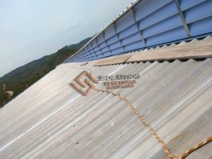 Lanternim Iluminação Superior Design Inovador instalado em cobertura industrial, promovendo entrada de luz natural, ventilação eficiente e estética moderna com estrutura em aço galvanizado.