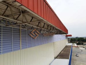 Maximize a Luz com Veneziana Industrial Transparente - Redução da Dependência de Iluminação Artificial